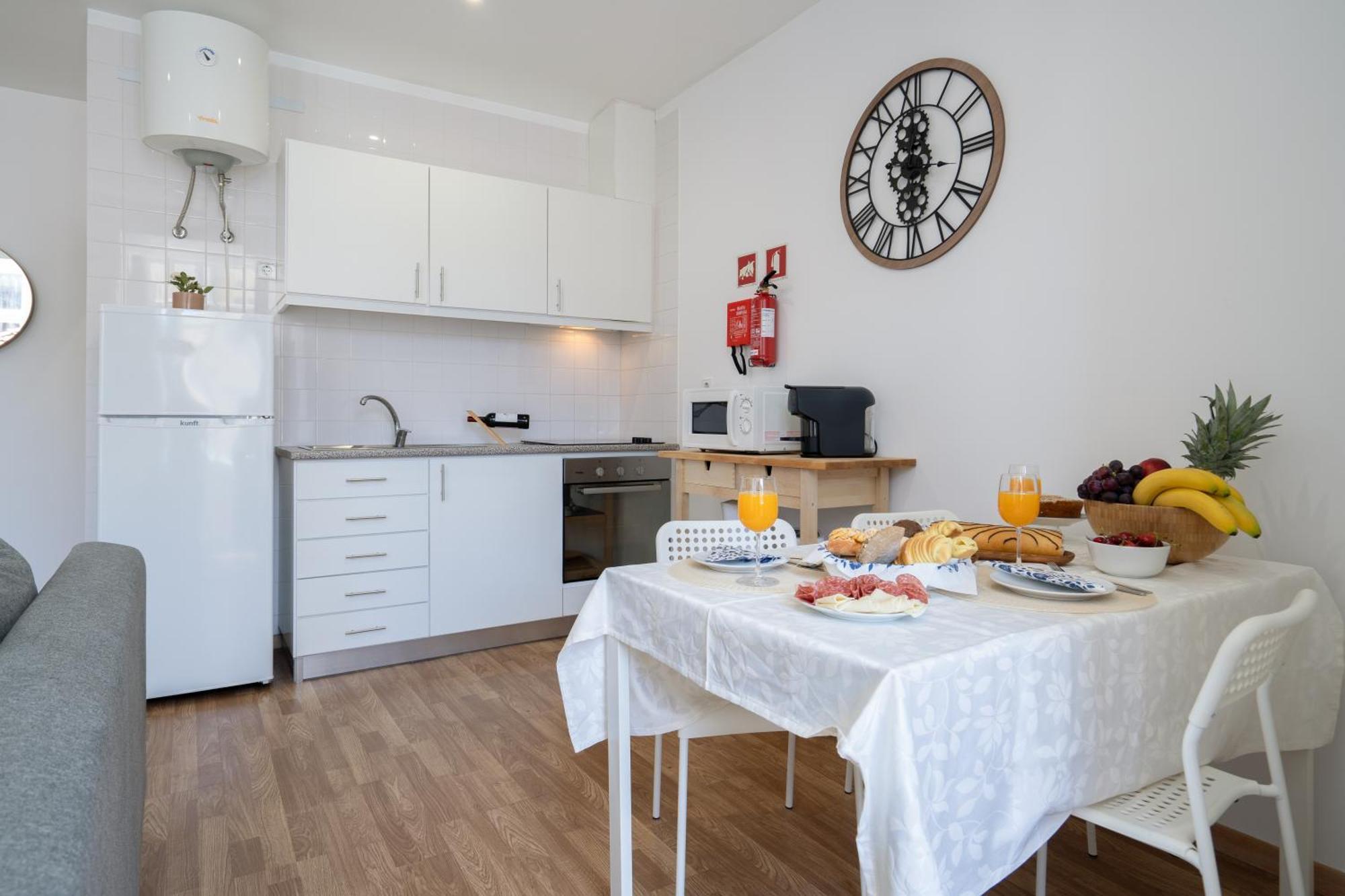 Host Wise - Colorful Fresh Flats - Batalha Apartman Porto Szoba fotó